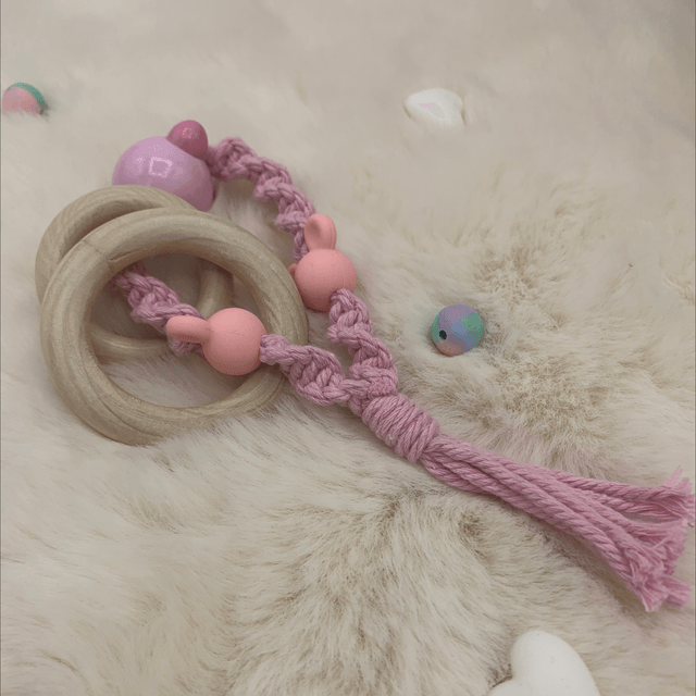 Anneaux dentitions rose avec perles 