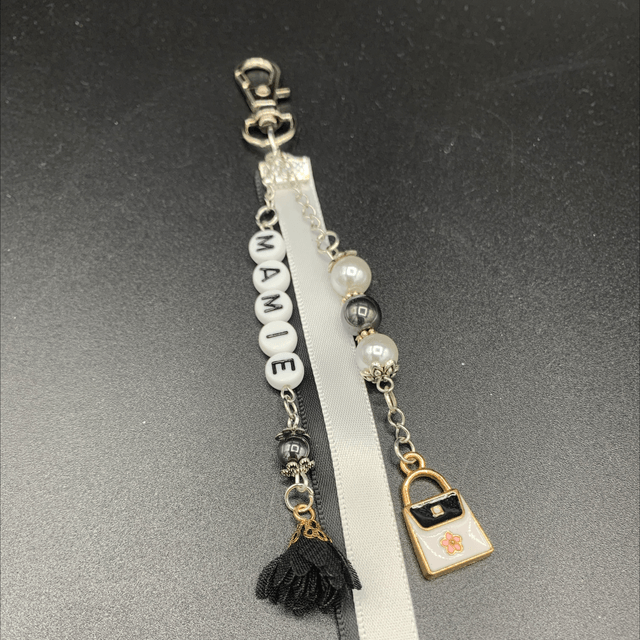 Bijoux de sac. Mamie noir et blanc 